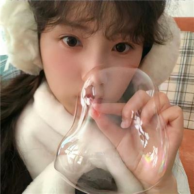 院子里的女人海报